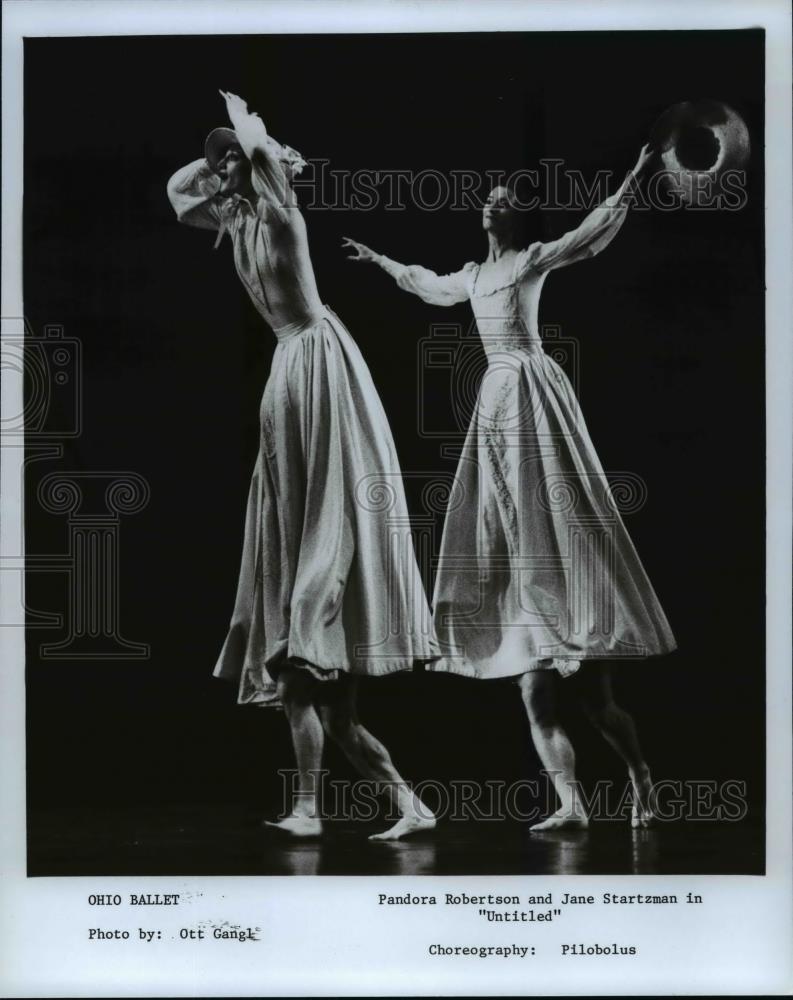 1985 Press Photo Pandora Robertson and Jane Startzman in &quot;Untitled&quot; - cvb14676 - Historic Images