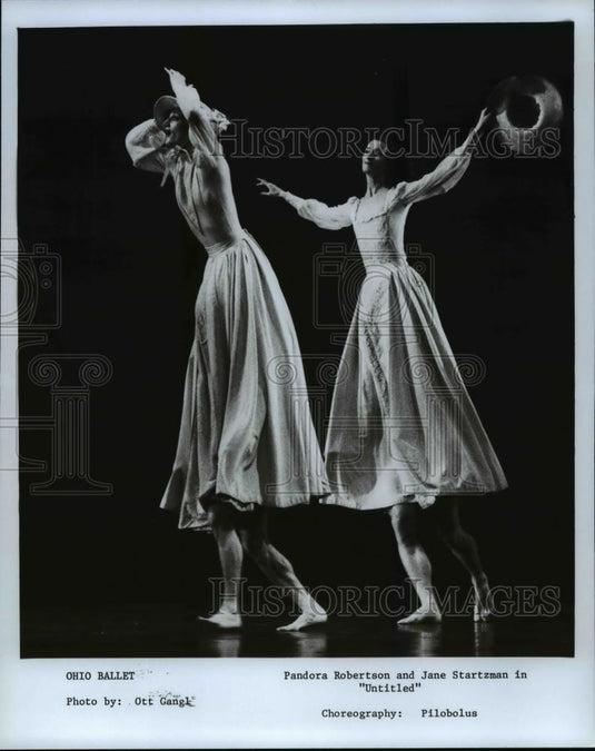1985 Press Photo Pandora Robertson and Jane Startzman in "Untitled" - cvb14676 - Historic Images