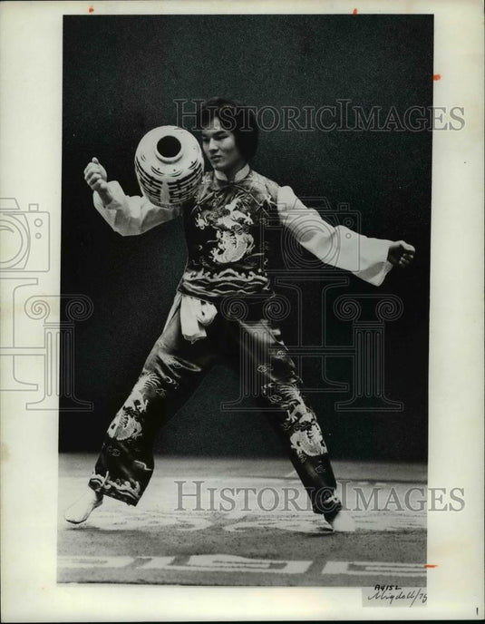 1977 Press Photo Chinese acrobats of Taiwan - cvb14700 - Historic Images
