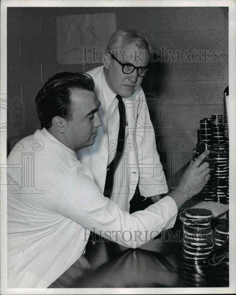 1971 Press Photo William Schmidt, MD and William Adams, Cleveland Plan - Historic Images