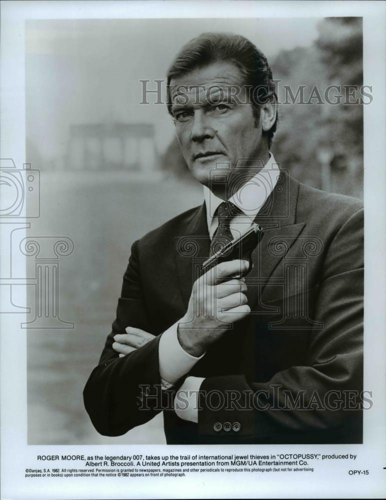 1995 Press Photo Roger Moore, as the legendary 007 in Octopussy film - cvb14751 - Historic Images