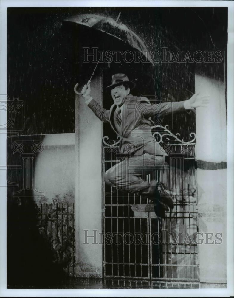 1986 Press Photo Don Locklwood stars in the play Singin in the Rain - cvb14756 - Historic Images