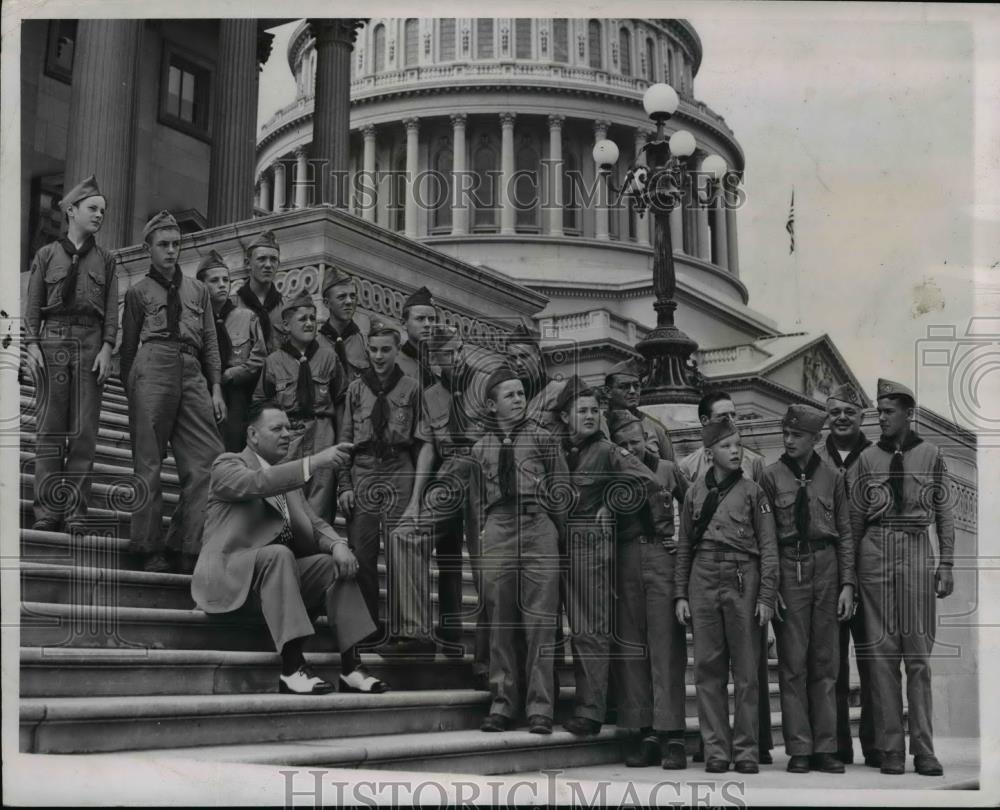 1947 Press Photo Congressman Bender as a tour guide to Boy Scouts - cvb14912 - Historic Images