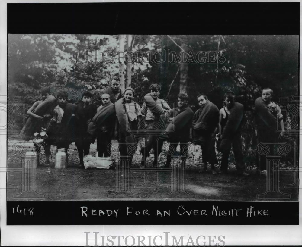 1985 Press Photo Camps &amp; Camping - Ready for an Over Night Hike - cvb15242 - Historic Images