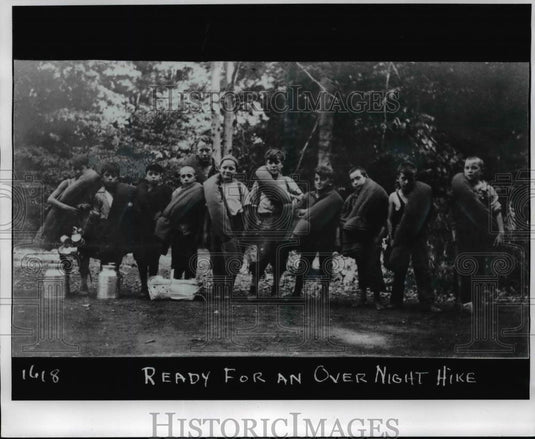 1985 Press Photo Camps & Camping - Ready for an Over Night Hike - cvb15242 - Historic Images