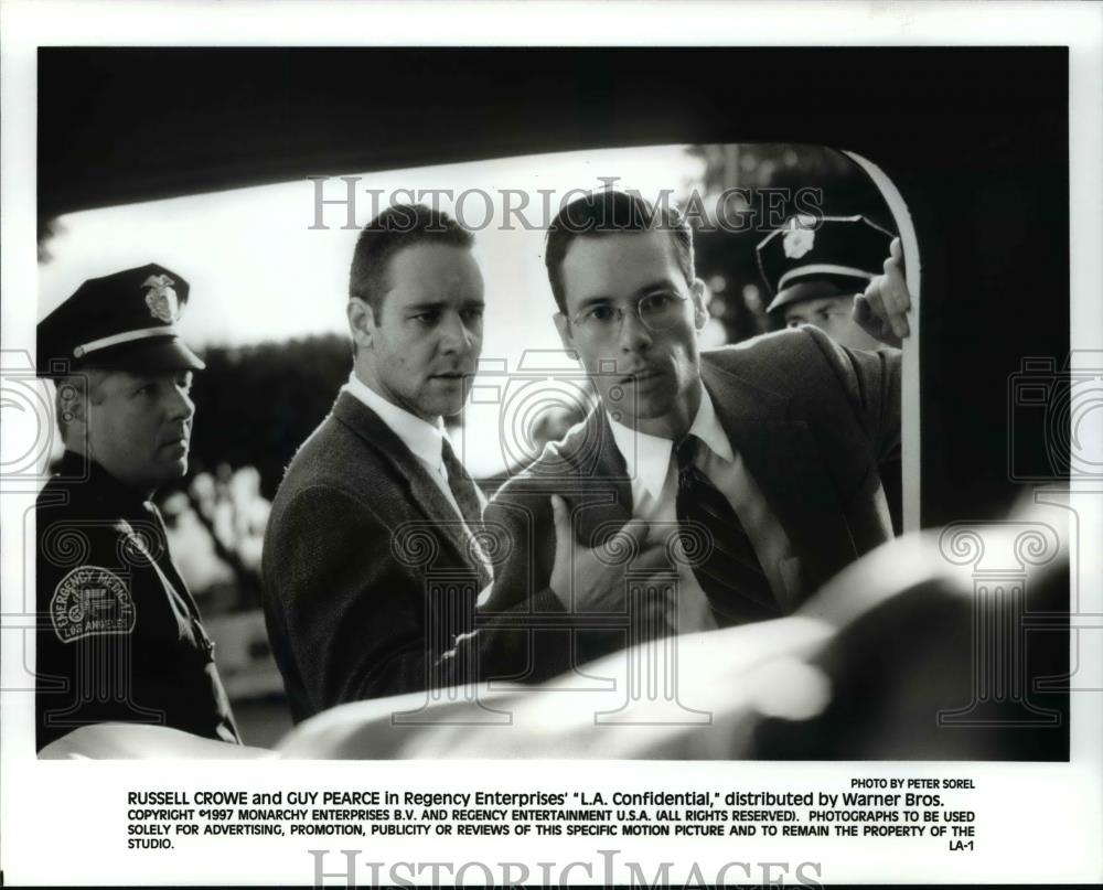 Press Photo Russell Crow and Guy Pearce in the film L.A.Confidential - Historic Images
