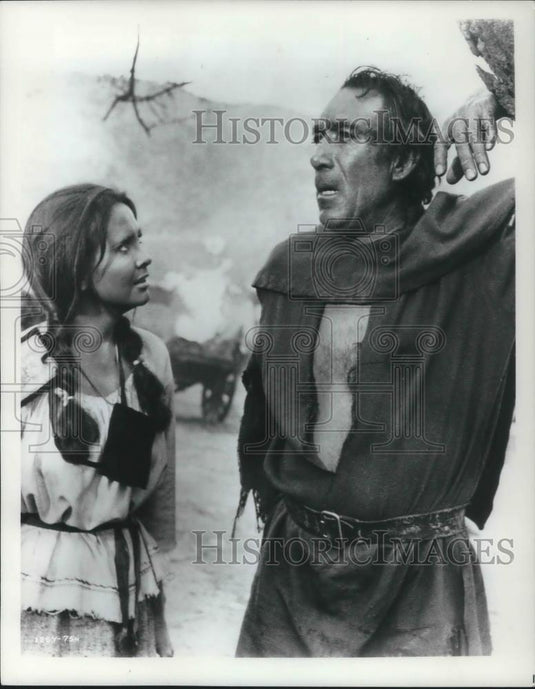 1968 Press Photo Anjanette Comer and Anthony Quinn Guns For San Sebastioan - Historic Images