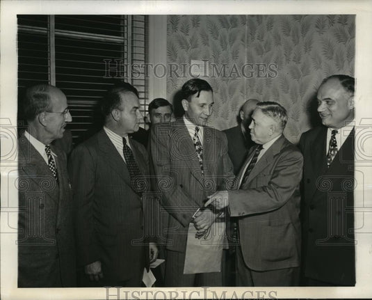 1945 Press Photo New York Soviet Unionists welcomed at Carnegie NYC - neny06370 - Historic Images