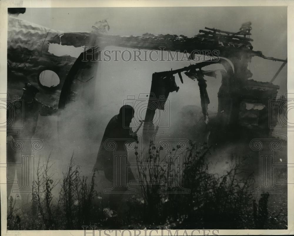 1946 Press Photo New York Army plane crashes at LaGuardia Field NYC - neny06380 - Historic Images