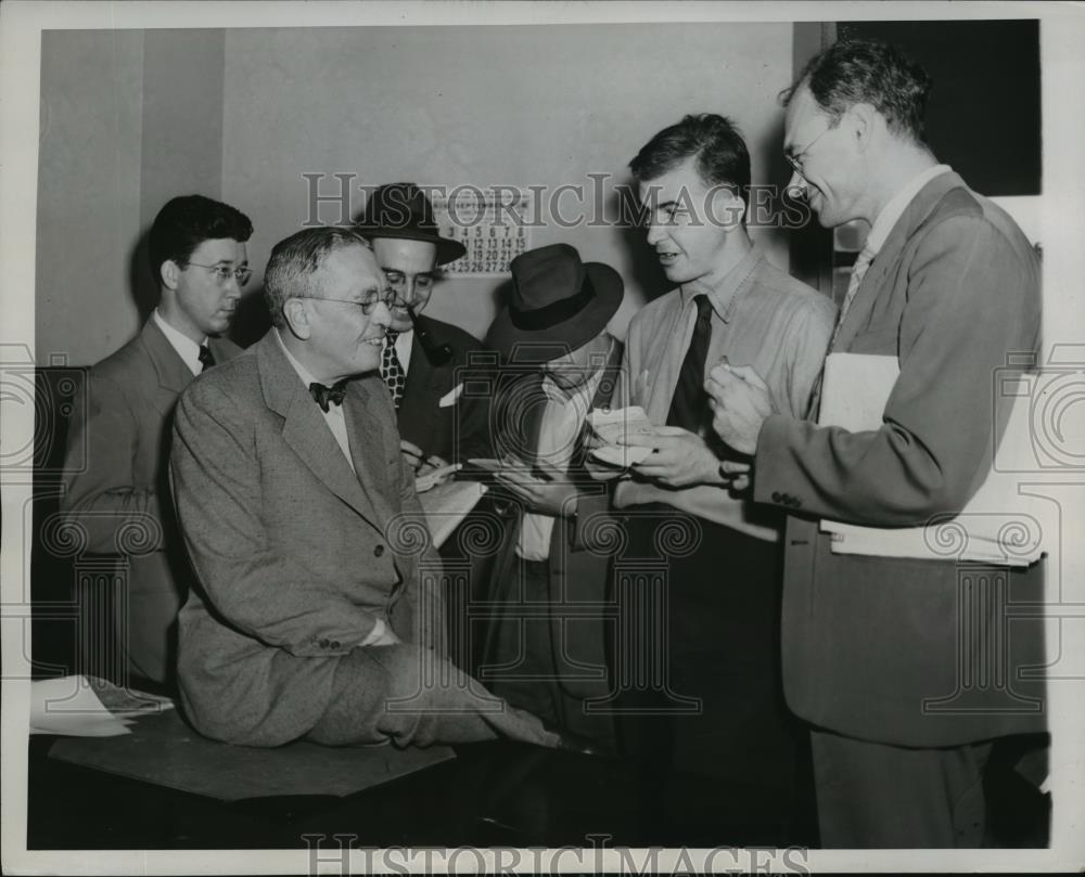 1945 Press Photo New York Elevator Strikers agree to arbitrate NYC - neny06386 - Historic Images