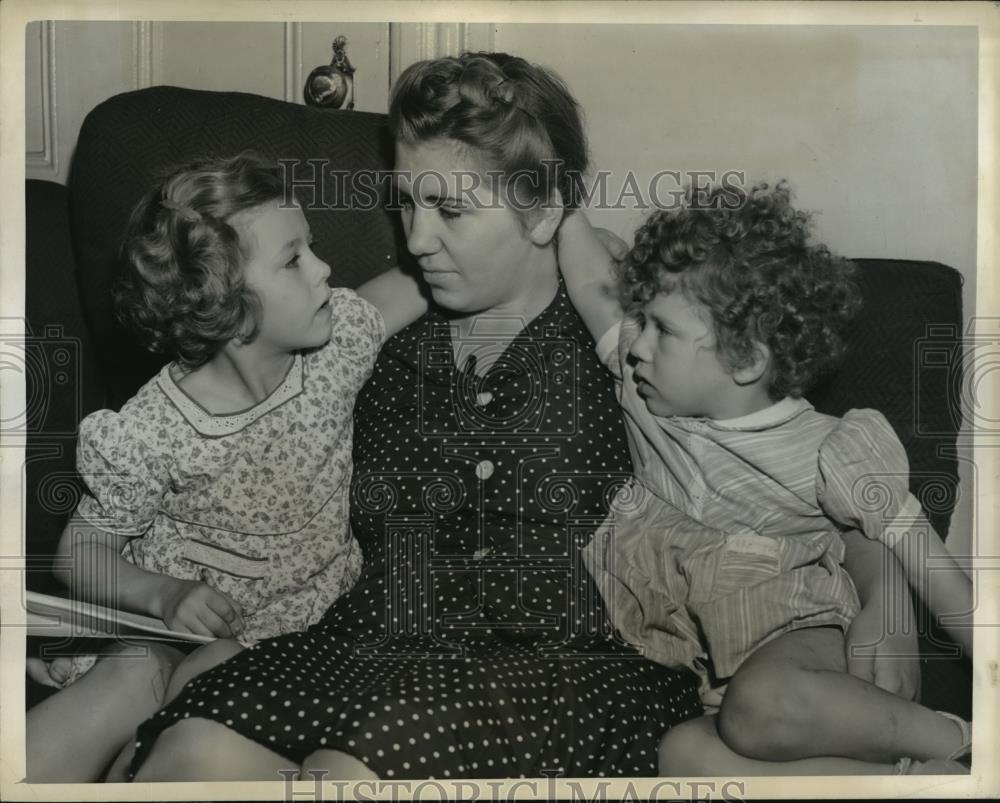 1942 Press Photo New York Joan &amp; Lucille Blythe miss their father NYC - Historic Images