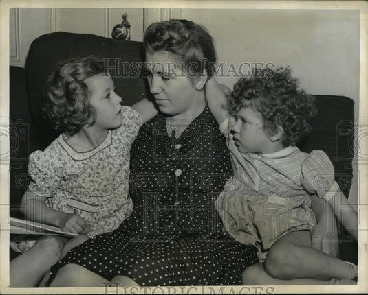 1942 Press Photo New York Joan & Lucille Blythe miss their father NYC - Historic Images