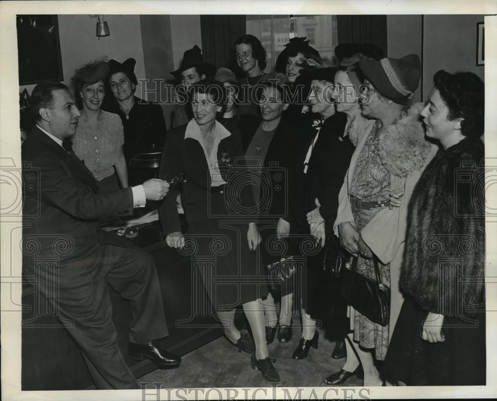 1942 Press Photo New York ALP Candidate Dean Alfange opens campaign NYC - Historic Images