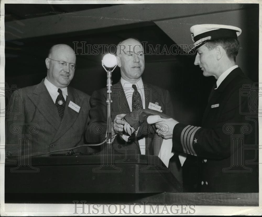 1942 Press Photo Schenectady Capt Joseph Evans presents E pendant SNY - Historic Images