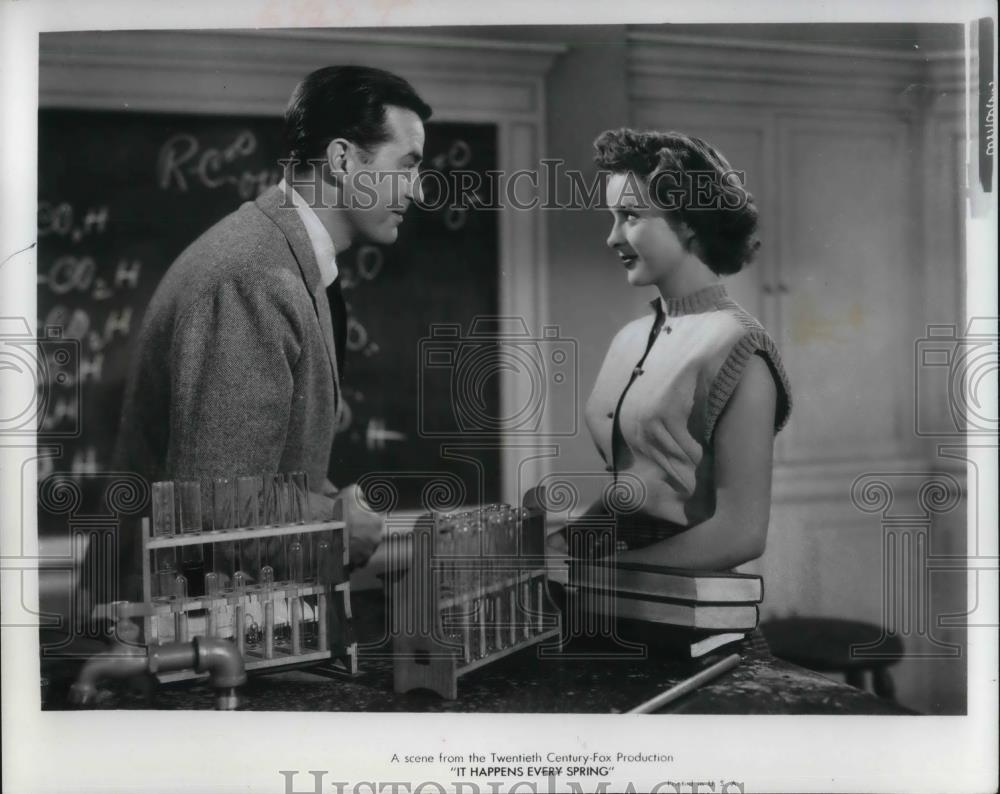 Press Photo Ray Milland and Jean Peters star in It Happens Every Spring - Historic Images