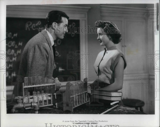 Press Photo Ray Milland and Jean Peters star in It Happens Every Spring - Historic Images