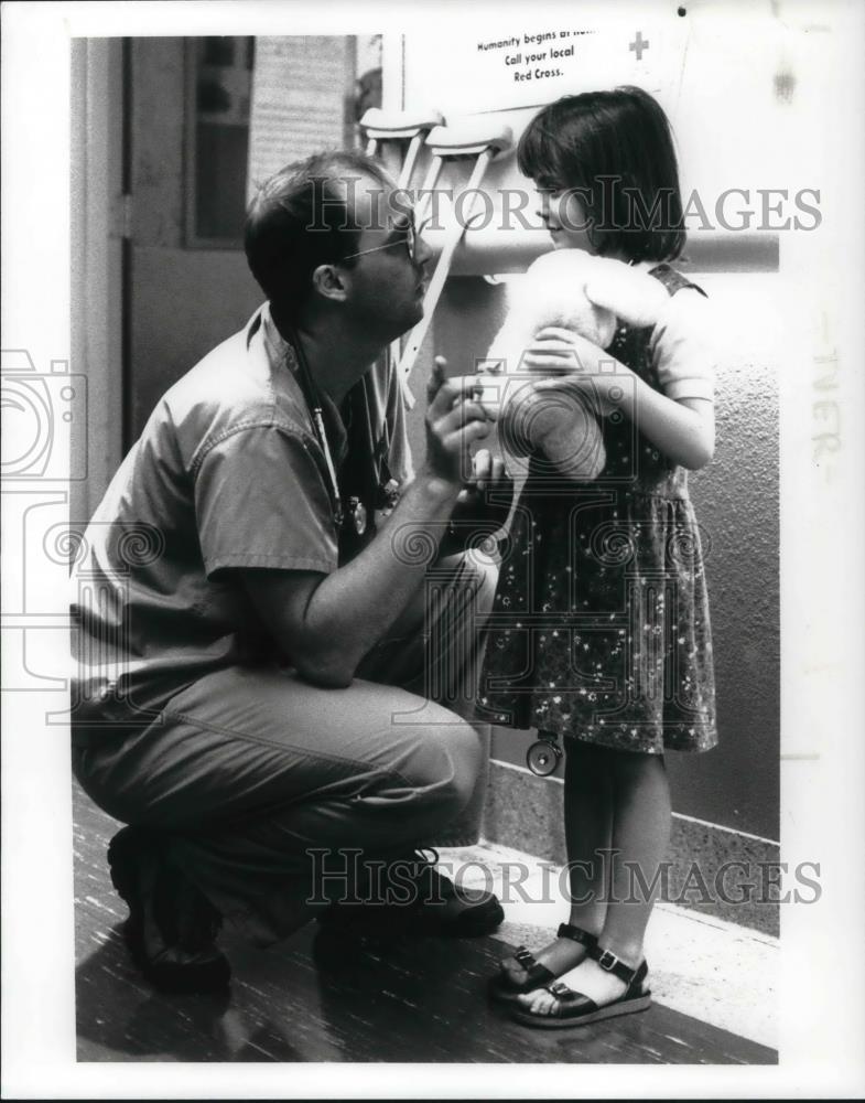 Press Photo Anthony Edwrds, Yvonne Zima in ER - cvp18773 - Historic Images