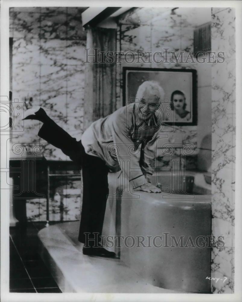 1993 Press Photo Charlie Chaplin as King Shadhov in A King In New York - Historic Images