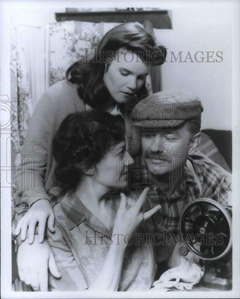 Press Photo Mare Winningham, Phyllis Frelich, Ed Waters in Love is Never Silent - Historic Images