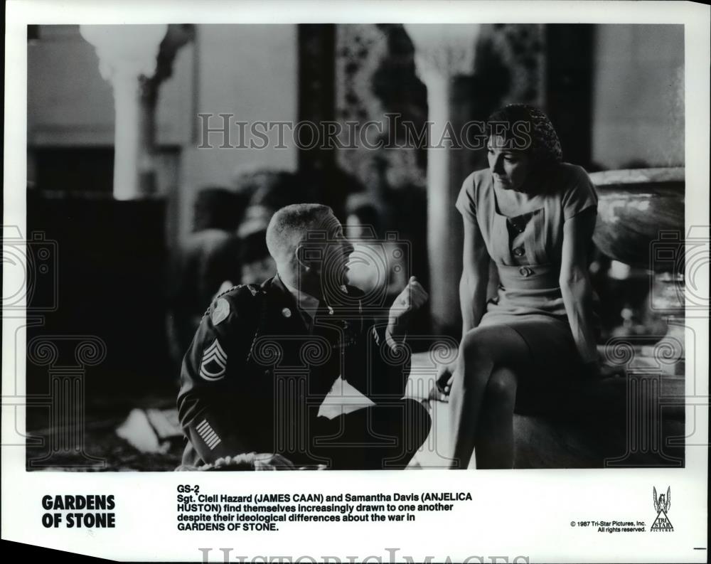 1987 Press Photo James Caan and Anjelica Huston in Gardens of Stone - cvp44734 - Historic Images