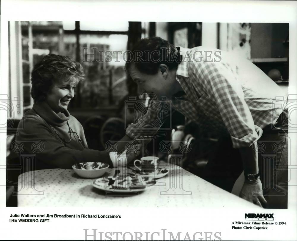 1994 Press Photo Julia Walters and Jim Broadbent in The Wedding Gift - cvp44769 - Historic Images