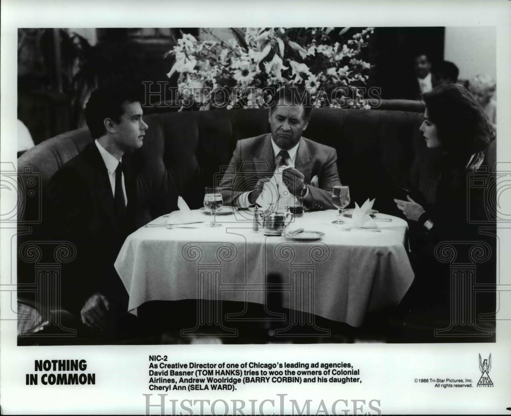 1986 Press Photo Tom Hanks, Barry Corbin, and Sela Ward in Nothing In Common - Historic Images