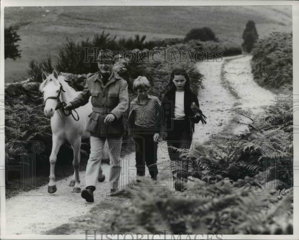 1968 Press Photo John Mills, Mark Lerster, and Fiona Fullerton in The White Colt - Historic Images