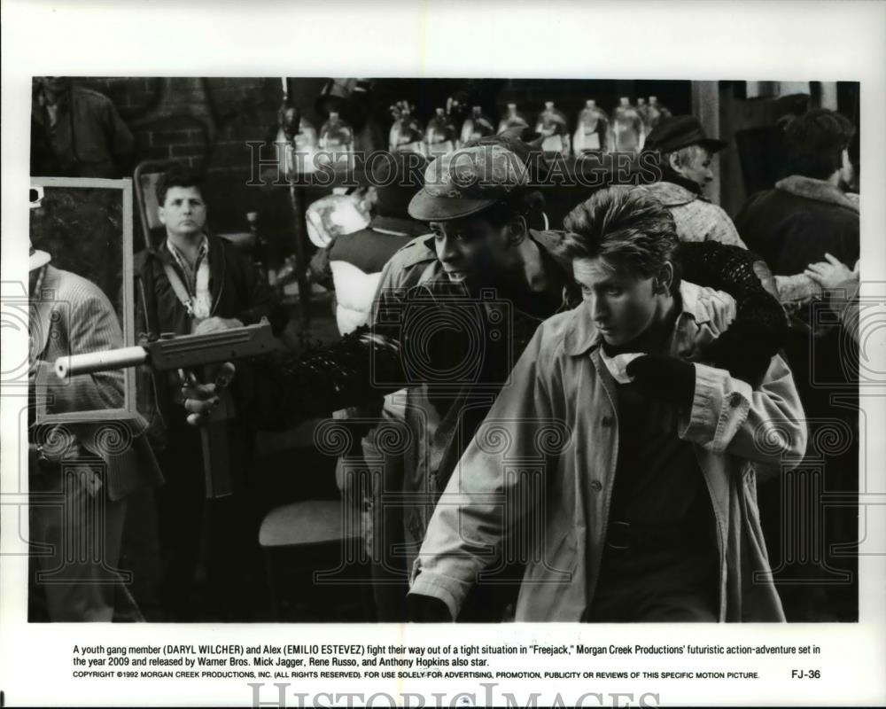 1992 Press Photo Daryl Welcher and Emilio Estevez in Freejack - cvp45407 - Historic Images