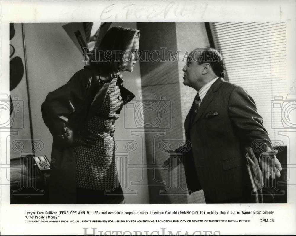 1991 Press Photo Penelope Ann Miller and Danny DeVito in Other Peoples Money - Historic Images