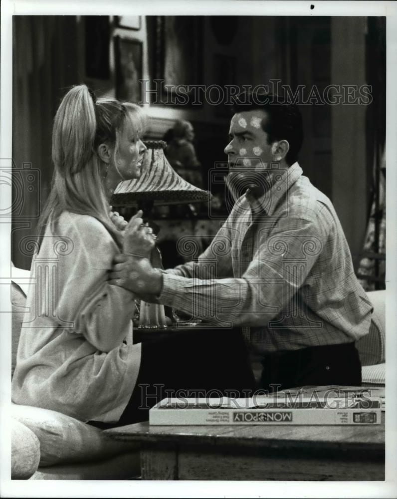 1997 Press Photo Lisa Kudrow and Charlie Sheen in Friends - cvp45620 - Historic Images