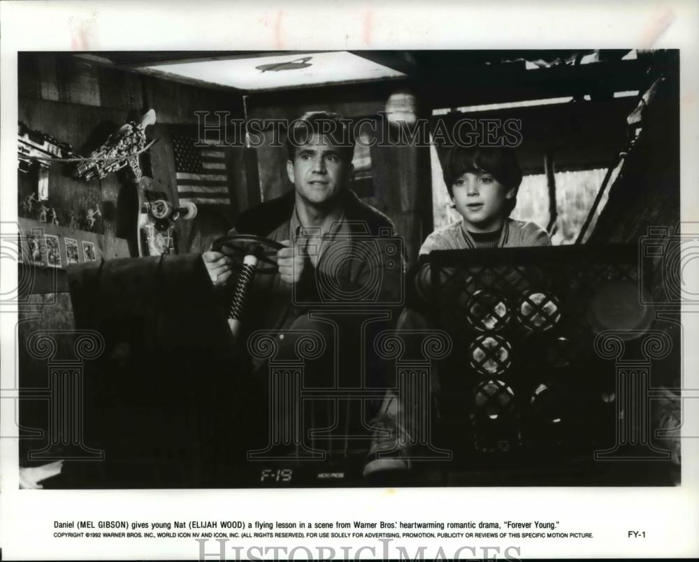 1993 Press Photo Mel Gibson, Elijah Wood in Forever young - cvp45708 - Historic Images