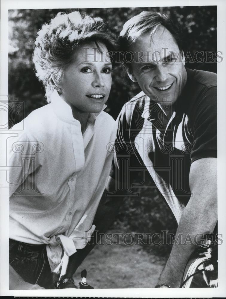 1988 Press Photo Mary Tyler Moore and Edward J Moore in The Mary Tyler Moore - Historic Images