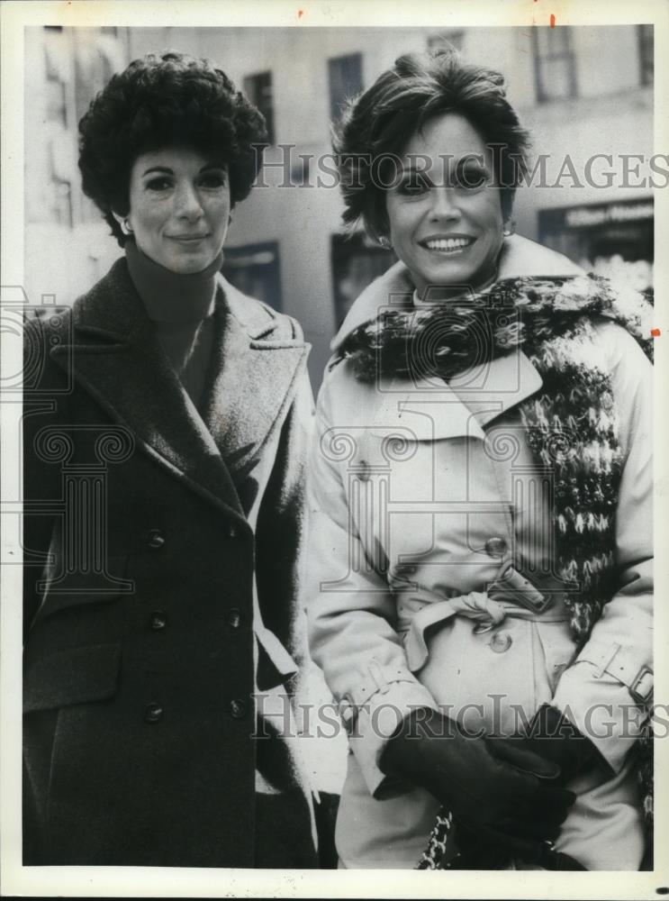 1978 Press Photo Betty Rollin and Mary Tyler Moore in First You Cry - cvp46890 - Historic Images