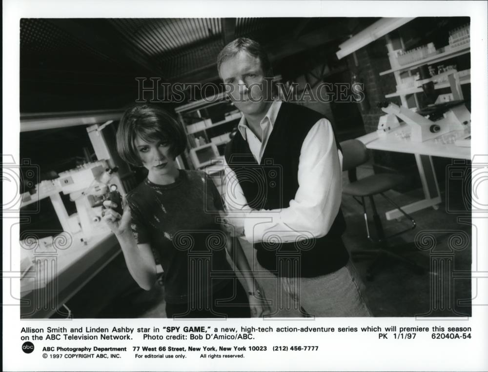 1997 Press Photo Allison Smith and Linden Ashby in Spy Game - cvp49009 - Historic Images