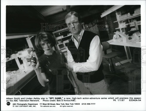 1997 Press Photo Allison Smith and Linden Ashby in Spy Game - cvp49009 ...