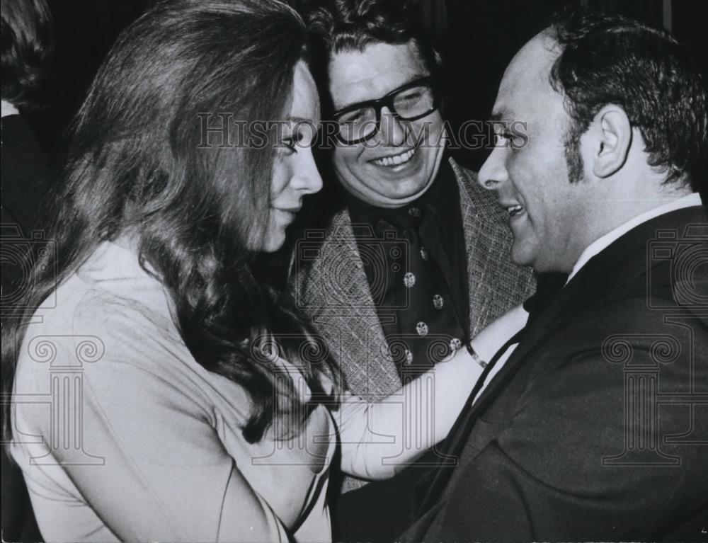 1972 Press Photo Shirley MacLaine and Frank Yablans with Pete Hamill - Historic Images