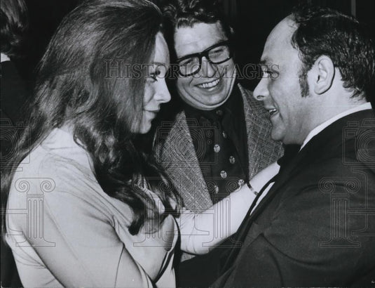 1972 Press Photo Shirley MacLaine and Frank Yablans with Pete Hamill - Historic Images