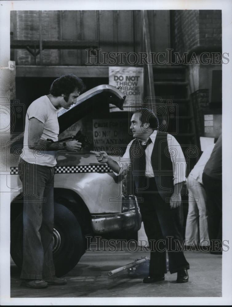 1979 Press Photo A Beck Danny Devito in Taxi - cvp50634 - Historic Images