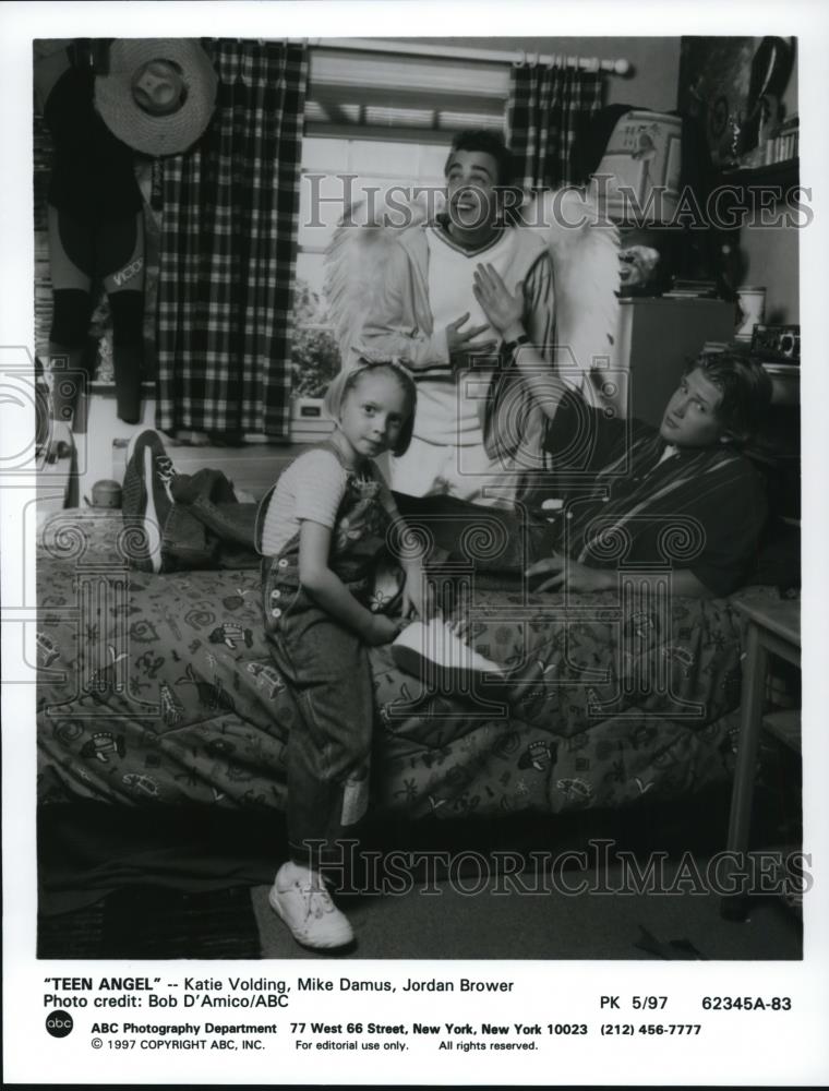 Press Photo Kate Volding, Mike Daymus, jordan Brower in Teen ANgel - cvp51895 - Historic Images