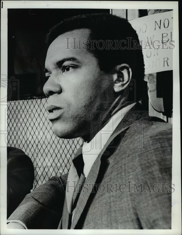 Press Photo Robert Hooks in "NYPD" - cvp55303 - Historic Images
