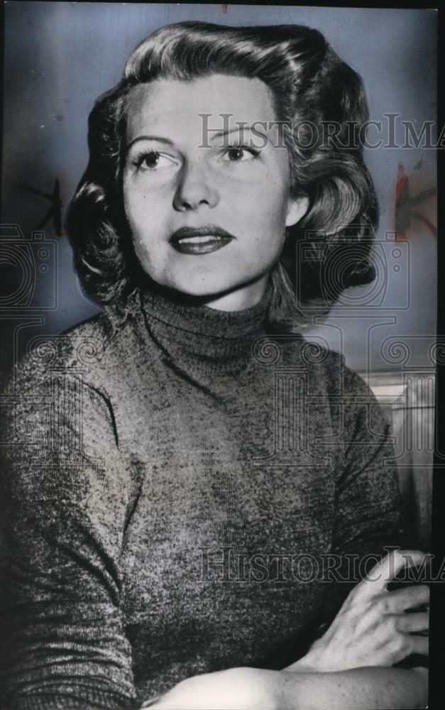 1953 Wire Photo Actress Rita Hayworth, display a rare half smile - cvw01629 - Historic Images