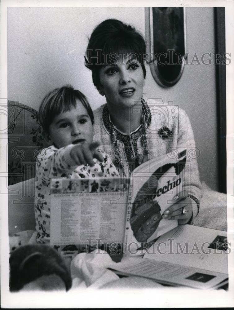 1961 Wire Photo At home in Rome between movies, Italian star Gina - cvw03367 - Historic Images