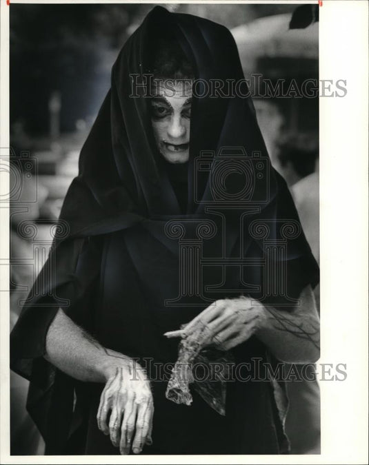 1980 Wire Photo Jeff Loman, gets dressed up for his march "mobilization for - Historic Images