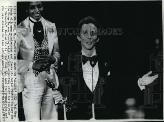 1973 Wire Photo Grey wins Oscar for 'Cabaret' Role - cvw03827 - Historic Images
