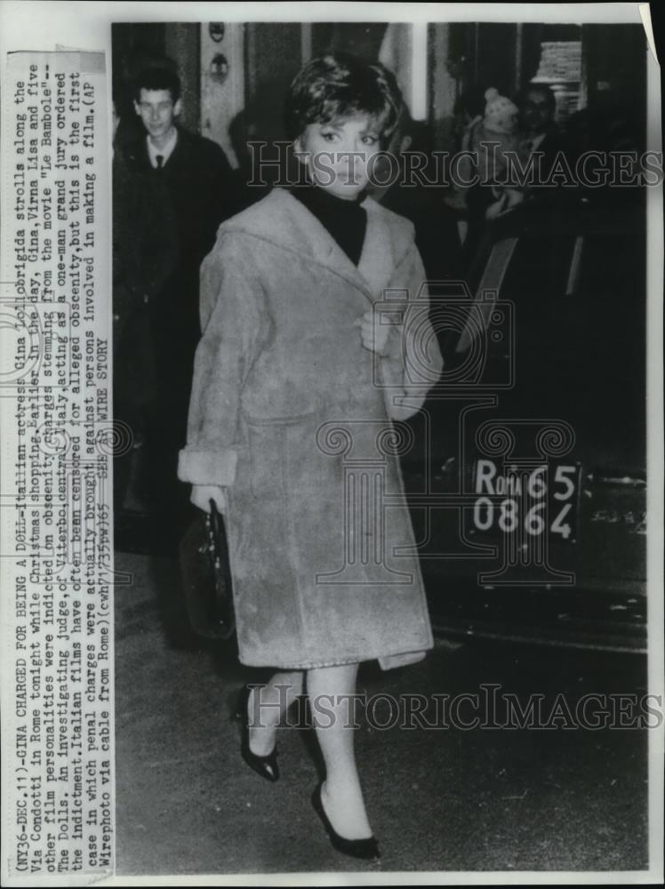 1965 Wire Photo Italian Actress Gina Lollobrigida strolls along the Via - Historic Images