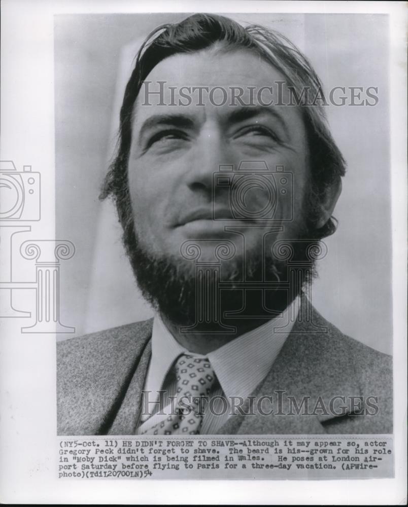 1954 Wire Photo Although it may appear so, actor Gregory Peck didn't forget - Historic Images