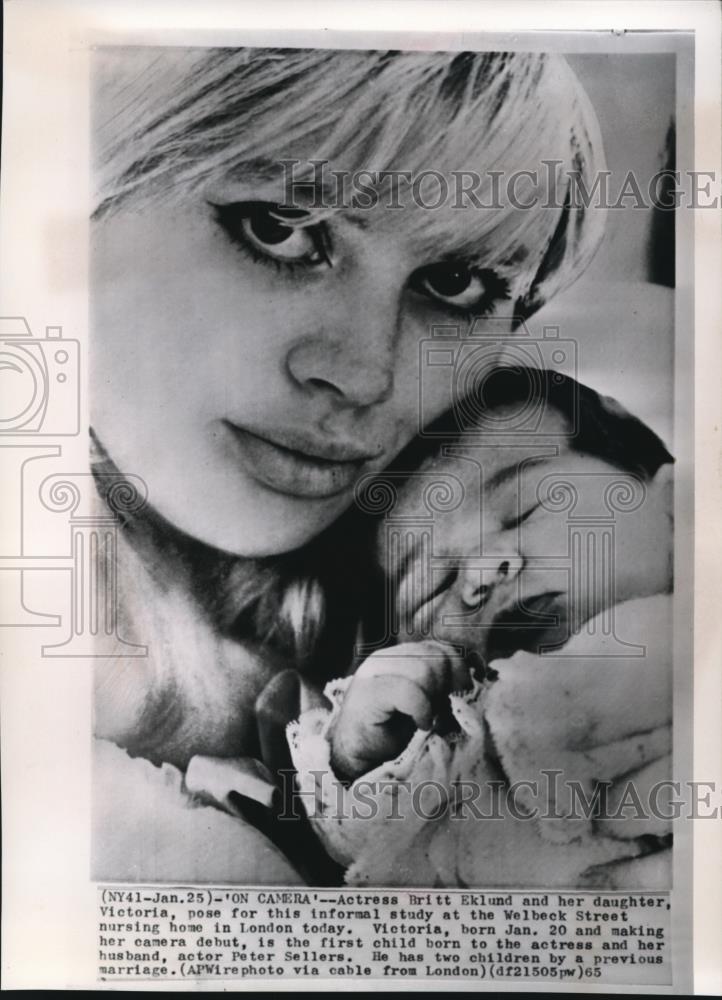 1965 Wire Photo Actress Britt Eklund and her daughter Victoria, pose for this - Historic Images