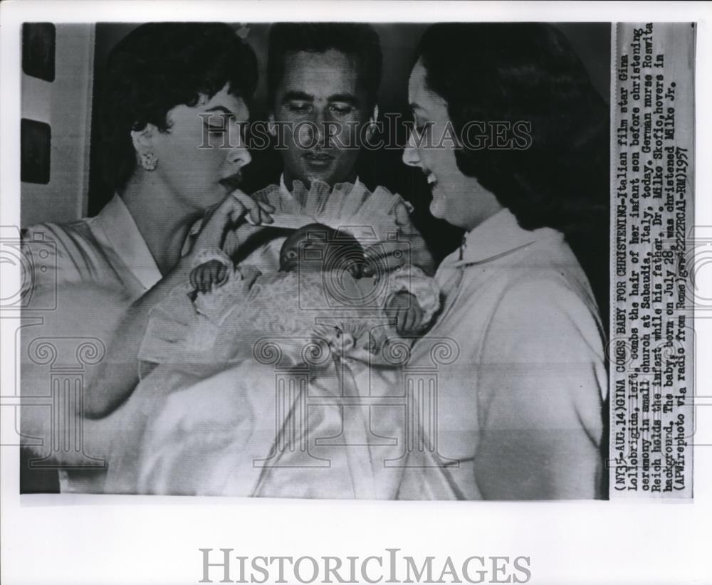 1957 Wire Photo Italian film star Gina Lollobrigida, combs the hair - Historic Images