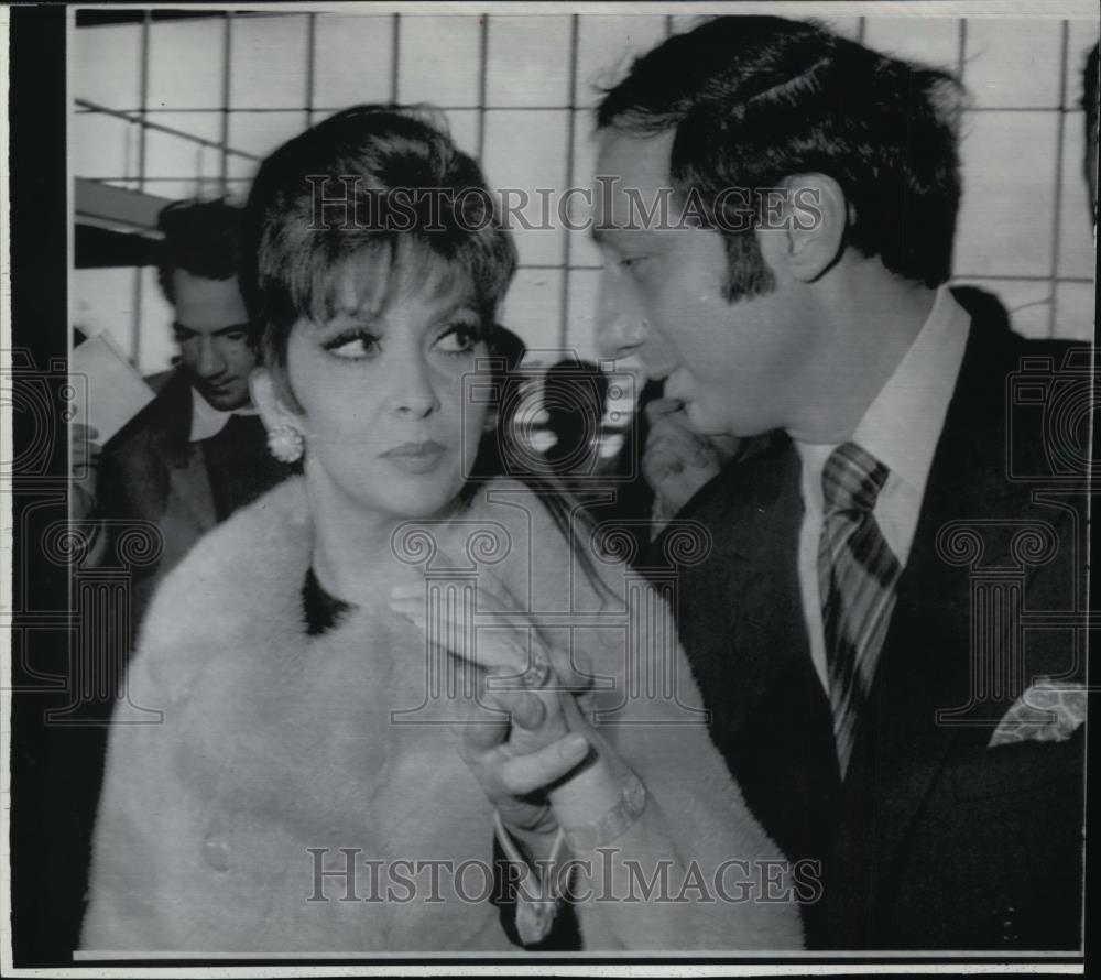 1969 Wire Photo Actress Gina Lollobrigida and George S. Kaufman, a New York - Historic Images