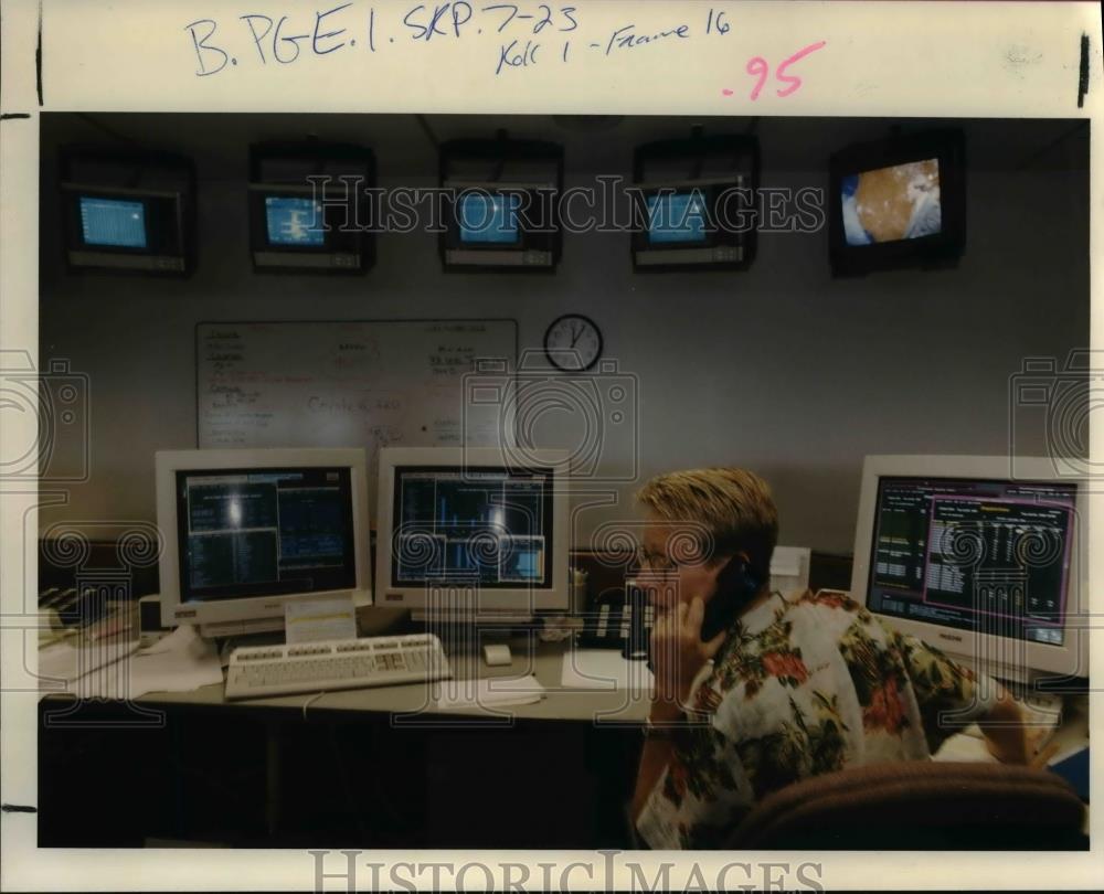 1996 Press Photo Employee taking calls at Portland General Electric Company - Historic Images